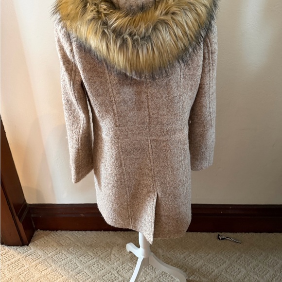 Classy wool coat with removable with faux fur hooded and satin liner. - Picture 6 of 14